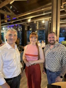 Landrat Dr. Ronny Raith besuchte die Glashausbar von Stephanie Probst und Andreas Stadler in Zwiesel. Foto: Heiko Langer / Landratsamt Regen