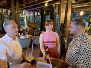 Landrat Dr. Ronny Raith besuchte die Glashausbar von Stephanie Probst und Andreas Stadler in Zwiesel. Foto: Heiko Langer / Landratsamt Regen