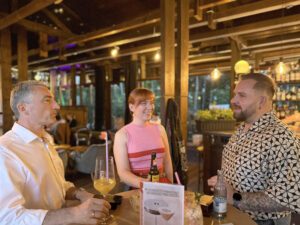 Landrat Dr. Ronny Raith besuchte die Glashausbar von Stephanie Probst und Andreas Stadler in Zwiesel. Foto: Heiko Langer / Landratsamt Regen