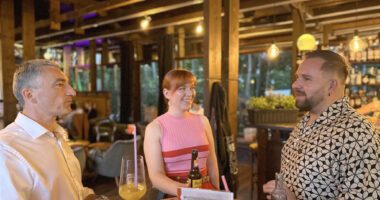 Landrat Dr. Ronny Raith besuchte die Glashausbar von Stephanie Probst und Andreas Stadler in Zwiesel. Foto: Heiko Langer / Landratsamt Regen