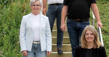 Landrätin Rita Röhrl (li.), der Personalratsvorsitzende Marco Süß (3.v.re.), Personalchef Andreas Koneberg gratulieren Sabine Pfaller zur neuen Aufgabe. Foto: Langer/Landkreis Regen