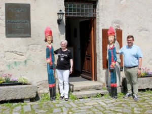 Unser Bild zeigt Landrätin Rita Röhrl, am Eingang des Fressenden Hauses, bei der Übergabe der Grenadiere an Bürgermeister Andreas Kroner. Foto: Langer/Landkreis Regen