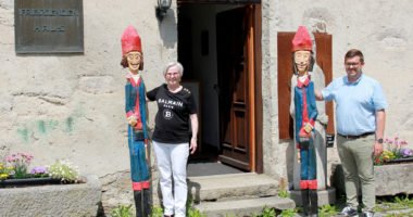 Unser Bild zeigt Landrätin Rita Röhrl, am Eingang des Fressenden Hauses, bei der Übergabe der Grenadiere an Bürgermeister Andreas Kroner. Foto: Langer/Landkreis Regen