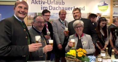 Auf eine erfolgreiche Messe stieß Landrätin Rita Röhrl mit einigen Kollegen und Verantwortungsträgern an. Foto: Unnasch/Arberland REGio