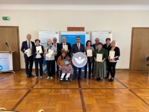 Zur Erinnerung gab es ein Gruppenbild mit dem Minister. Foto: Bayerisches Staatsministerium für Gesundheit und Pflege