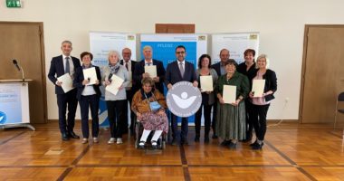 Zur Erinnerung gab es ein Gruppenbild mit dem Minister. Foto: Bayerisches Staatsministerium für Gesundheit und Pflege