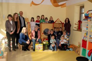 Abteilungsleiterin Ilka Langhammer-Rückl, Stefanie Graßl, Martin Hackl, Nicole Ernst (alle Jugendamt) und Landrärin Rita Röhrl, mit den Kindern der Arche Noah, der Leiterin Daniela Seltsam-Schricker, Stephanie Kölbl und Stefanie Raith (stehend re.). Foto: Langer/Landkreis Regen