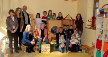 Abteilungsleiterin Ilka Langhammer-Rückl, Stefanie Graßl, Martin Hackl, Nicole Ernst (alle Jugendamt) und Landrärin Rita Röhrl, mit den Kindern der Arche Noah, der Leiterin Daniela Seltsam-Schricker, Stephanie Kölbl und Stefanie Raith (stehend re.). Foto: Langer/Landkreis Regen