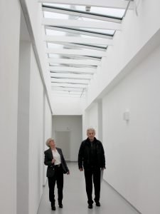 Landrätin Rita Röhrl und Architekt Georg Oswald freuen sich, dass der helle Tageslichtgang Schüler und Gäste begeistert. Foto: Langer/Landkreis Regen