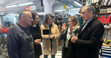 Rudolf Hagengruber (v.li.), Bürgermeisterin Simone Hilz, Wirtschaftsförderin Teresa Sitzberger, Maria Spannmacher und Landrat Dr. Ronny Raith im Gespräch in der Werkstatt des Betriebes. Foto: Heiko Langer / Landratsamt Regen
