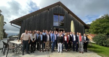 Unser Bild zeigt Landrätin Rita Röhrl mit den Bürgermeistern, Referenten und den Teilnehmern aus der Verwaltung. Foto: Iris Gehard / Landratsamt Regen