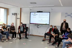 Die Klasse 9M befasste sich zunächst mit dem Thema Hate Speech, danach mit dem Thema Cybermobbing. Foto: Langer/Landkreis Regen
