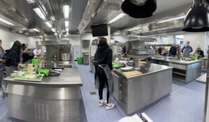 Die Küchen in der Hotelberufsschule sind sehr modern und technisch auf dem neuesten Stand. Hier fanden auch schon Wettbewerbe statt. Foto: Heiko Langer/Archivbild