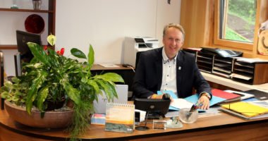 Unser Bild zeigt Helmut Plenk hinter dem Schreibtisch im Landratsbüro. Foto: Langer/Landkreis Regen