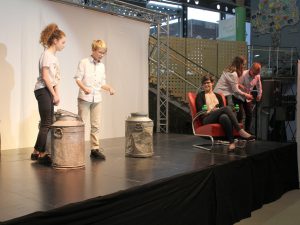 Minimalistisches Bühnenbild - hier mussten die Schüler mit Schauspielkunst überzeugen, was ihnen sichtbar auch gelang. Foto: Langer/Landkreis Regen