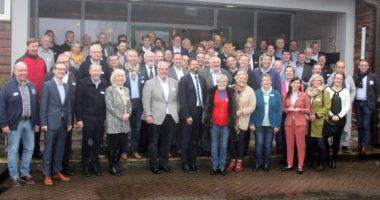 Gruppenbild mit dem Umweltminister Olaf Lies. Die Teilnehmer, darunter auch die Gäste aus dem Landkreis Regen um Landrätin Rita Röhrl, stellten sich zum Erinnerungsbild auf. Foto: Langer/Landkreis Regen