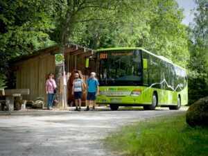 Die Wander- und Igelbusse bringen Urlauber, Tagesausflügler und Einheimische zu den Ausflugszielen. Foto: Daniela Blöchinger