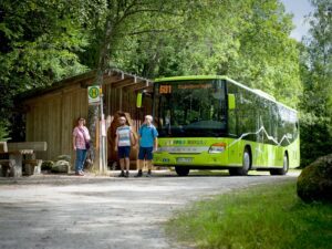 Die Wander- und Igelbusse bringen Urlauber, Tagesausflügler und Einheimische zu den Ausflugszielen. Foto: Daniela Blöchinger