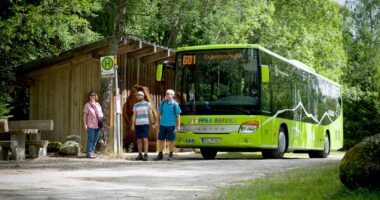 Die Wander- und Igelbusse bringen Urlauber, Tagesausflügler und Einheimische zu den Ausflugszielen. Foto: Daniela Blöchinger