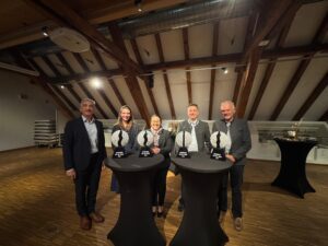 Unser Bild zeigt (v.li.) Landrat Dr. Ronny Raith mit der Nachwuchskulturpreisträgerin Katharina Ederer, Daniela Albrecht (in Vertretung Carl Gierstorfer), Roland Pongratz und Josef Winter. Foto: Elke Richter / Landratsamt Regen  
