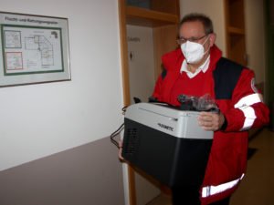 Alfred Aulinger brachte den Impfstoff in einem Spezialkühlschrank in das BRK Senioren Wohn- und Pflegezentrum Viechtach.. Foto: Langer/Landkreis Regen