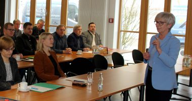 Landrätin Rita Röhrl informierte die Bürgermeister über den Kreishaushalt. Foto: Langer/Landkreis Regen