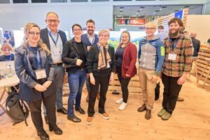 Unser Bild zeigt v.li.: Judit Weinberger-Singh, TVO-Vorstand Dr. Michael Braun, Dr. Karin Rißmann (Bayerisches Staatsministerium für Wirtschaft, Landesentwicklung und Energie), Andreas Stadler (Arber Bergbahn), Landrätin Rita Röhrl, Elisabeth Unnasch, Marco Felgenhauer (Bodenmais Tourismus) und Johann Wenzl. Foto: tourismus.bayern/Gert Krautbauer