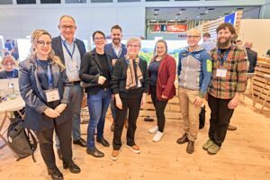 Unser Bild zeigt v.li.: Judit Weinberger-Singh, TVO-Vorstand Dr. Michael Braun, Dr. Karin Rißmann (Bayerisches Staatsministerium für Wirtschaft, Landesentwicklung und Energie), Andreas Stadler (Arber Bergbahn), Landrätin Rita Röhrl, Elisabeth Unnasch, Marco Felgenhauer (Bodenmais Tourismus) und Johann Wenzl. Foto: tourismus.bayern/Gert Krautbauer