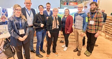 Unser Bild zeigt v.li.: Judit Weinberger-Singh, TVO-Vorstand Dr. Michael Braun, Dr. Karin Rißmann (Bayerisches Staatsministerium für Wirtschaft, Landesentwicklung und Energie), Andreas Stadler (Arber Bergbahn), Landrätin Rita Röhrl, Elisabeth Unnasch, Marco Felgenhauer (Bodenmais Tourismus) und Johann Wenzl. Foto: tourismus.bayern/Gert Krautbauer