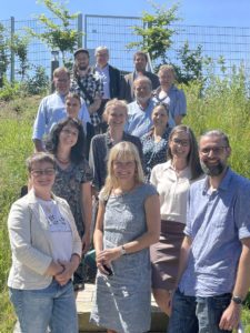 Unser Bild zeigt die JaS-Fachkräfte und deren Schulleiter/innen der beiden Sonderpädagogischen Förderzentren Regen und Viechtach, der Grundschule Viechtach, der Grund- und Mittelschule Bodenmais und der Mittelschule Ruhmannsfelden mit Bürgermeister Joli Haller, Schulrätin Ulrike Ebner (2. Reihe, rechts), Gruppenleiter Dirk Opitz (vorn, rechts) und Ludwig Mirlach von der Regierung Niederbayern (hinten, rechts). Foto: Heiko Langer/Landkreis Regen