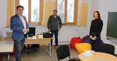 Bürgermeister Joli Haller (li.) und Schulleiter Richard Lang freuen sich, dass Maria Süß als JaS-Fachkraft an der Grund- und Mittelschule Bodenmais aktiv ist. Foto: Langer/Landkreis Regen