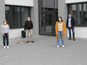 Die stellvertretende Schulleiterin Barbara Reith (li.) und Schulleiter Artur Baumann (2.v.li.) freuen sich, dass Kathrin Zitzelsberger als JaS-Fachkraft an der Schule ist. Unterstützt wird die JaS-Arbeit von Dirk Opitz, der die Arbeit der Fachkräfte koordiniert. Foto: Langer/Landkreis Regen