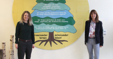 Unser Bild zeigt die Sozialpädagogin Christiane Frisch (li.) und Schulleiterin Kerstin Letzel. Foto: Langer/Landkreis Regen