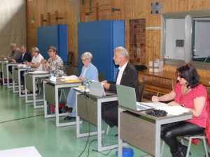 Der Jugendhilfeausschuss tagte in der Turnhalle der Realschule Regen, im Bild v.li.: Kämmerer Hermann Fischer, Günther Weinberger (Büroleiter der Landrätin), Abteilungsleiterin Ilka Langhammer-Rückl, stellvertretende Jugendamtsleiter Irmgard Weikl, Landrätin Rita Röhrl, Jugendamtsleiter Martin Hackl und die Protokallantin Helga Koziot. Foto: Langer/Landkreis Regen