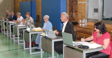 Der Jugendhilfeausschuss tagte in der Turnhalle der Realschule Regen, im Bild v.li.: Kämmerer Hermann Fischer, Günther Weinberger (Büroleiter der Landrätin), Abteilungsleiterin Ilka Langhammer-Rückl, stellvertretende Jugendamtsleiter Irmgard Weikl, Landrätin Rita Röhrl, Jugendamtsleiter Martin Hackl und die Protokallantin Helga Koziot. Foto: Langer/Landkreis Regen