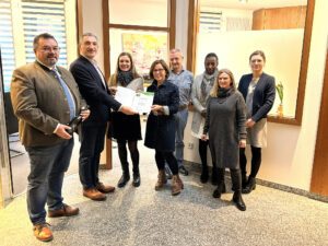 Unser Bild zeigt die Urkundenübergabe durch Landrat Dr. Ronny Raith (2.v.li.) an Corinna Reisinger (3.v.li.) und Anita Pfeffer (4.v.li.). Es gratulierte auch Bürgermeister Werner Troiber (li.). Das Team der Kanzlei freute sich über die Anerkennung, v.li. Robert Pfeffer, Margaret Njoroge, Claudia Madeddu und Kristina Wittenzellner. Es fehlen: Julia Vogl, Simone Dachs, Annamaria Keszenheimer. Foto: Heiko Langer / Landkreis Regen