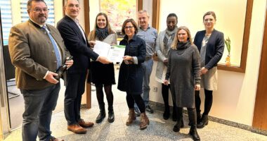 Unser Bild zeigt die Urkundenübergabe durch Landrat Dr. Ronny Raith (2.v.li.) an Corinna Reisinger (3.v.li.) und Anita Pfeffer (4.v.li.). Es gratulierte auch Bürgermeister Werner Troiber (li.). Das Team der Kanzlei freute sich über die Anerkennung, v.li. Robert Pfeffer, Margaret Njoroge, Claudia Madeddu und Kristina Wittenzellner. Es fehlen: Julia Vogl, Simone Dachs, Annamaria Keszenheimer. Foto: Heiko Langer / Landkreis Regen