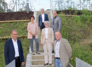 Unser Bild zeigt Günther Aulinger und Hermann Keilhofer (erste Reihe v.li.), dahinter Landrätin Rita Röhrl, Sachgebietsleiterin Ulrike Dausch und Abteilungsleiter Alexander Kraus, hinten Hauptamtsleiter Günther Weinberger. Foto: Langer/Landkreis Regen