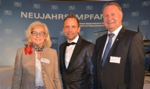 Helga Weinberger und Willi Killinger (re.) nutzten die Gelegenheit und sprachen mit Minister Thorsten Glauber auch über den 50. Geburtstag des Nationalparks Bayerischer Wald. Foto: Astrid Schmidhuber