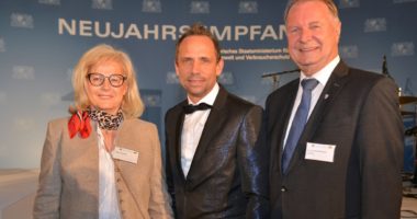 Helga Weinberger und Willi Killinger (re.) nutzten die Gelegenheit und sprachen mit Minister Thorsten Glauber auch über den 50. Geburtstag des Nationalparks Bayerischer Wald. Foto: Astrid Schmidhuber