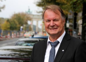 Willi Killinger war für den Landkreis Regen viel unterwegs. Oft war er auch in Berlin um sich für die Interessen der Landkreisbürger einzusetzen. Im Hintergrund ist das Brandenburger Tor zu sehen. Foto: Langer/Landkreis Regen