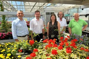 Landrat Dr. Ronny Raith (li.) und Wirtschaftsförderin Teresa Sitzberger informierten sich bei Stefan Loibl (2.v.li.) und Gerald Mayr (4.v.li.) den Geschäftsführern des Berufsbildungszentrums Regen über deren Arbeitsfelder. Eines davon ist die Gärtnerei, hier wurden die Gäste von Josef Kreuz (re.), dem Ausbildungsleiter im Bereich Zierpflanzen, begrüßt. Foto: Heiko Langer / Landratsamt Regen