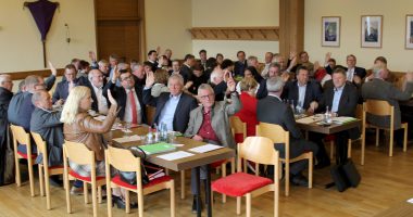 Alle Hände gingen hoch, einstimmig wurde der Kreishaushalt 2019 verabschiedet. Foto: Heiko Langer/Landkreis Regen