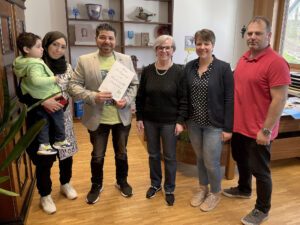 Unser Bild zeigt (v.li.): Adam Mnawwar mit seiner Mutter Rasha Al Masri, Abdullah Mnawwar, Landrätin Rita Röhrl, Sachgebietsleiterin Simone Kasberger und Sachbearbeiter Christian Raith. Foto: Heiko Langer/Landratsamt Regen