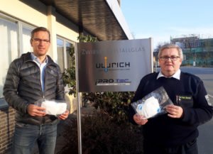 Gerhard Röck übergab die Masken an Kreisbrandmeister Hans Richter. Foto: Feuerwehr