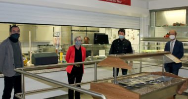 Unser Bild zeigt v.li.: Gunther Fruth, den Leiter der Glasfachschule, Landrätin Rita Röhrl, Mensamitarbeiterin Sandra König, Wolfgang Stoiber und Dr. Wolfgang Holzer, dem Leiter des Gymnasiums in der Schulmensa. Foto: Langer/Landkreis Regen