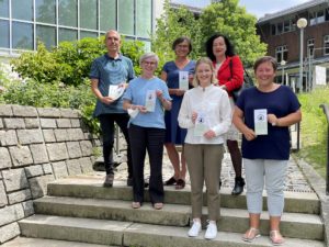 Sie stellten gemeinsam den Flyer vor, v.li.: Matthias Wagner (Landratsamt Regen), Landrätin Rita Röhrl, Waltraud Brindl, Lena Stein, Barbara Hartmann und Kathrin Binder (Landratsamt Regen). Foto: Heiko Langer/Landratsamt Regen