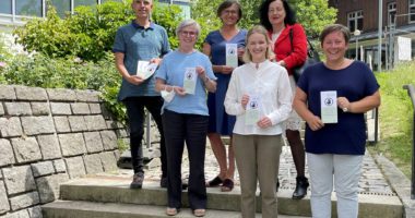 Sie stellten gemeinsam den Flyer vor, v.li.: Matthias Wagner (Landratsamt Regen), Landrätin Rita Röhrl, Waltraud Brindl, Lena Stein, Barbara Hartmann und Kathrin Binder (Landratsamt Regen). Foto: Heiko Langer/Landratsamt Regen