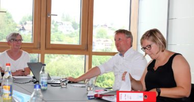 Unser Bild zeigt Landrätin Rita Röhrl (li.) mit den Planern Timo Barwisch und Anja Witzel. Foto: Langer/Landkreis Regen