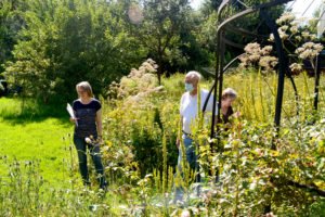 Rosemarie Wagenstaller (lil.) machte sich ein Bild vom Garten von Olga und Wolfgang Boxhorn. Foto: Eder/Landkreis Regen